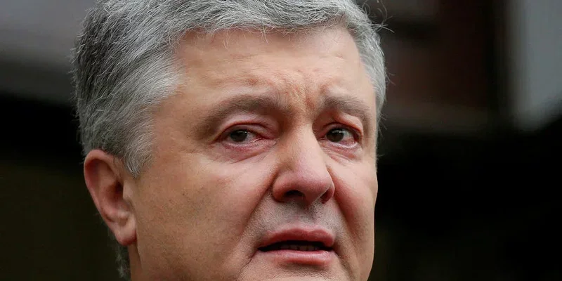 На Украине водитель врезался в противотанкового ежа, приветствуя экс-президента Порошенко