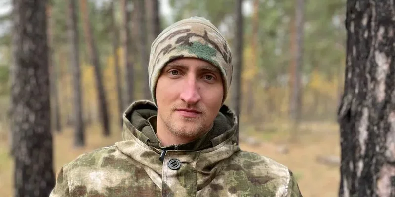 Осужденный за участие в протестах актер Устинов отправился в зону спецоперации на Украину