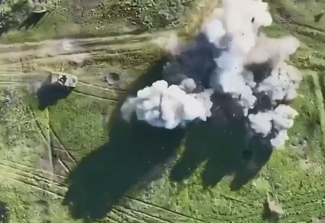 Украинские военные устроили гонки по полю и подорвались на мине