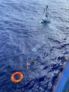 Моряк потерпел кораблекрушение и сутки провел в открытом океане
