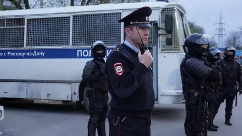 Жителей Новошахтинска призвали покинуть улицы до задержания ранившего полицейского стрелка