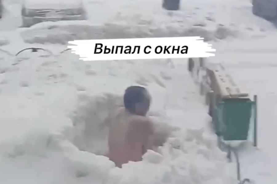 В Чебоксарах голый мужчина выпал из окна шестого этажа и выжил, приземлившись в сугроб