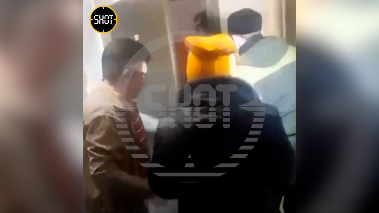 Появилось видео из квартиры в Екатеринбурге, где нашли двух детей рядом с телами родителей