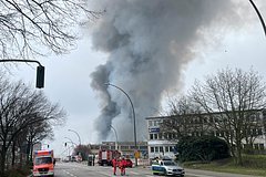 В Гамбурге образовалось ядовитое облако дыма после крупного пожара на складах