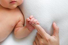 В Москве не знавшая о беременности 14-летняя девочка родила от 20-летнего мужчины