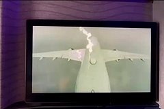 В летевший из Владивостока в Москву пассажирский самолет ударила молния