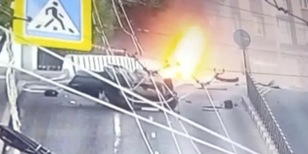 Момент ДТП со столбом в Калининграде попал на видео, авто разорвало на две части