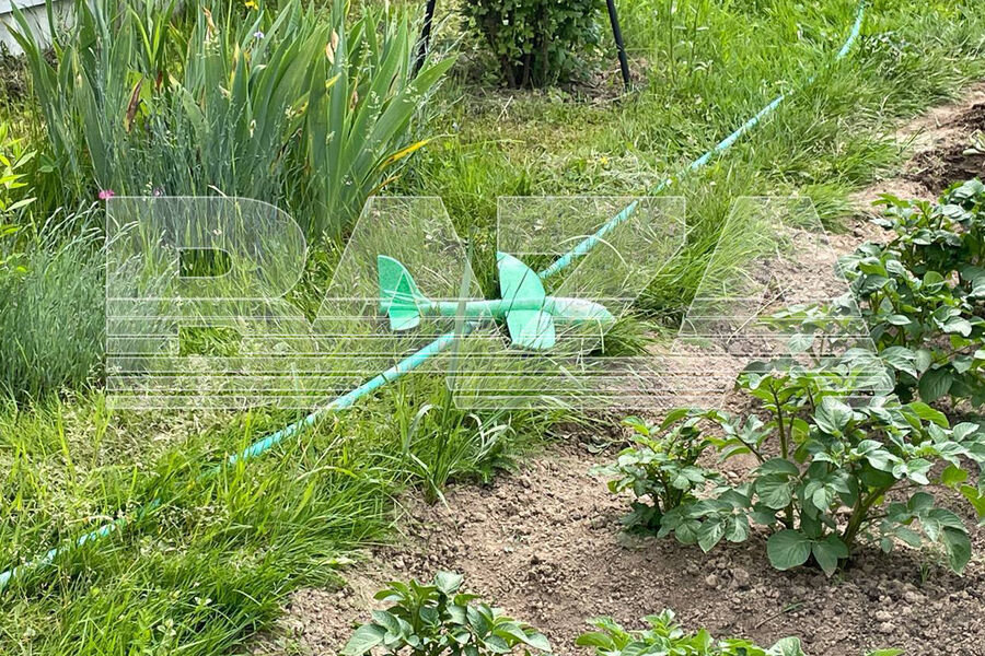 В деревне в Новой Москве жительница заметила пластиковый самолетик и вызвала полицию
