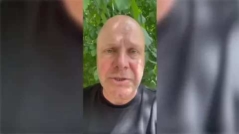 Лидер «Несчастного случая» Кортнев извинился за неприличный жест в адрес полицейского