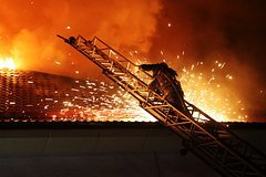 АЗС и несколько авто загорелись после взрыва в автосервисе в Махачкале
