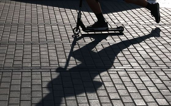 В Санкт-Петербурге на пешеходном переходе грузовик сбил самокатчицу